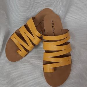 EUC Yellow CL by Laundry Toe Ring Sandal Size 8